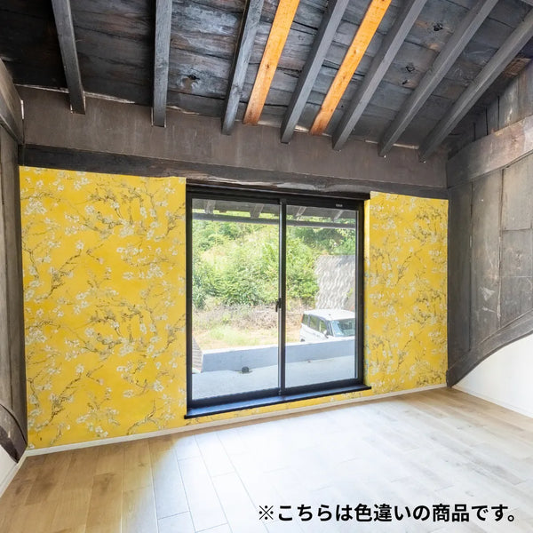 黄色の花柄壁紙を窓まわりに施工した和モダンの室内イメージ。古材の梁と大きな掃き出し窓がある空間。